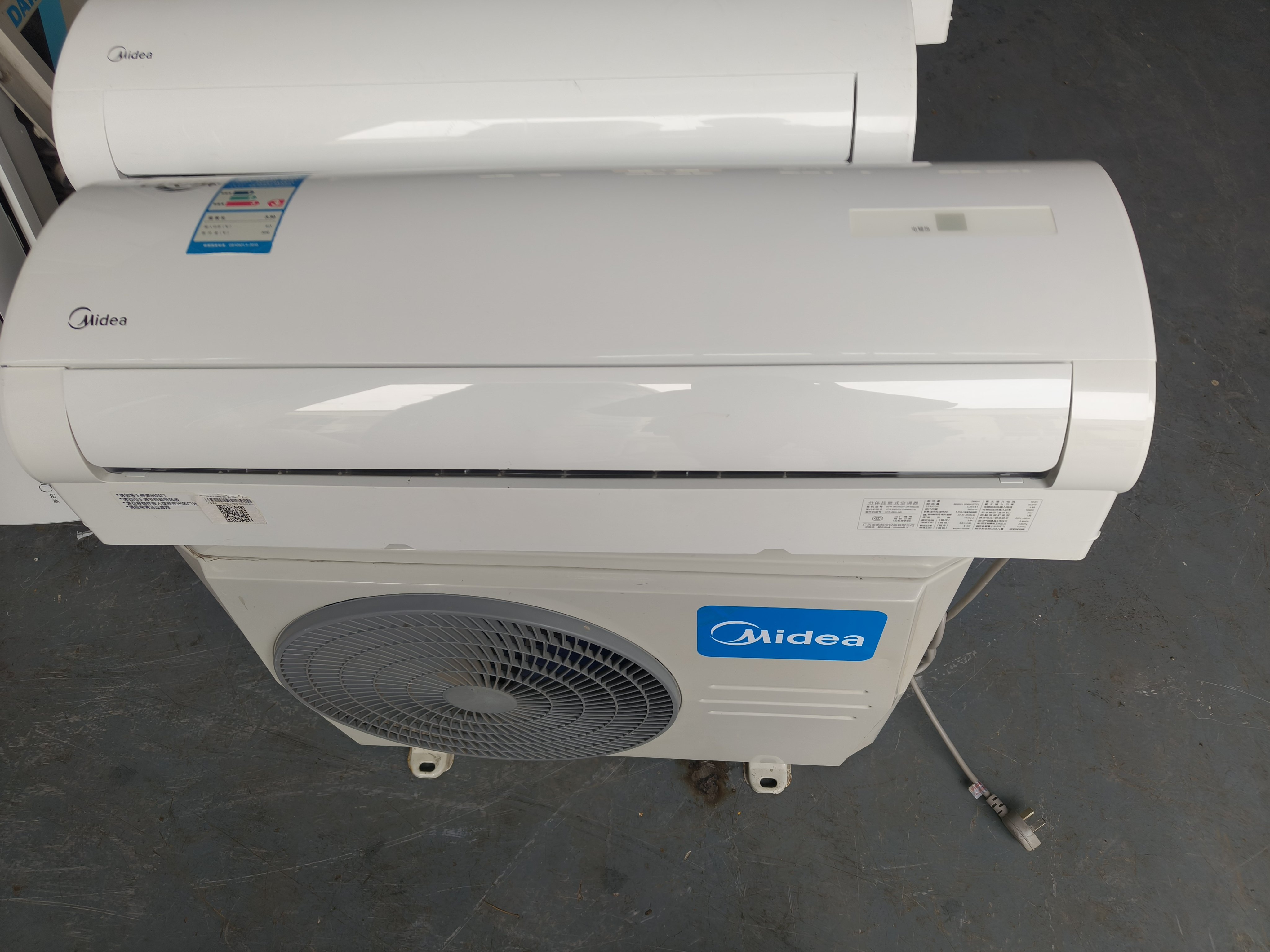 出售二手美的空调1.5匹变频空调9成新学校拆下来的清洗干净氟多